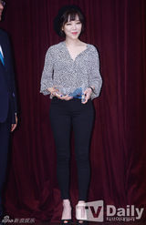 组图：佳仁担任宣传大使 豹纹上衣秀性感