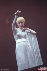 组图：陈慧娴张学友亲吻无顾忌 演唱会变老友会