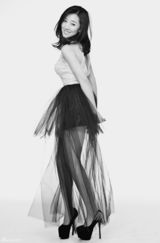 组图：菅韧姿黑白轻纱写真朴素典雅