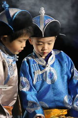 组图：《爸爸2》草原篝火晚会 萌娃成可爱吃货