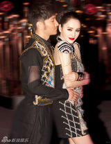 组图：刘恩佑牵手张熙媛秀甜蜜 首公开情侣大片