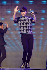 组图：李宇春长沙站见面会 遭男歌迷示爱引轰动