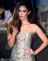 组图：梅根-福克斯韩国宣传 紧捂腿间防走光