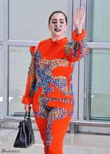 组图：Lady Gaga现身首尔 鼻翼贴大钻闪瞎人眼