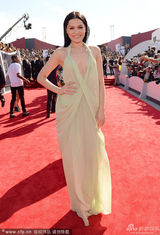 组图：杰西-J深V露背裙现身MTV 性感抢镜