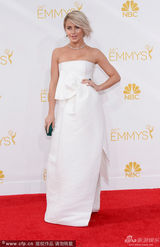 组图：朱莉安-浩夫抹胸白裙亮相艾美红毯