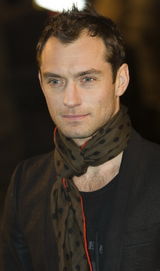 幻灯：《福尔摩斯》伦敦首映 盖-里奇携主演出场