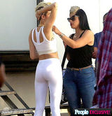 组图：麦莉MV变短发摇滚女 白色紧身衣姣好身材