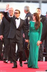 高清图：朱莉闪片绿裙华丽 皮特墨镜遮面耍个性