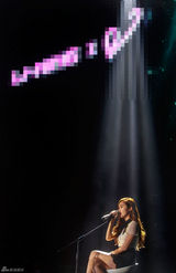 组图：少女时代Jessica首办见面会 妹妹同台嗨唱