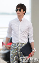 组图：《无挑》应援团赴巴西 机场时尚大比拼