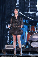 组图：A-Lin唱江蕙经典串烧 妆容妖艳美腿全露