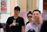 独家：高圆圆机场送赵又廷离京 闸口秀恩爱