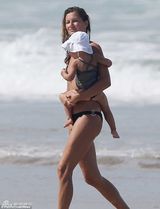 组图：邦辰黑色比基尼秀椒乳 怀抱爱女萌态十足