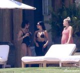 组图：卡戴珊日光浴晒美照 身材窈窕一览无遗