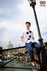 组图：魏晨巴黎行大片出炉 锁心桥惬意漫步