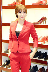 组图：柳岩低胸装扮御姐 与假想男友认真恋爱