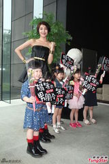 组图：杨谨华新剧再度当妈 不愿回应亚东恋