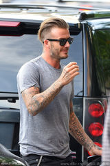 组图：贝克汉姆帅气出街 黑超遮面酷炫似走T台