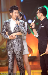 组图：41岁李冰冰熊抱任泉 遭众人围观起哄