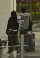 独家：高圆圆黑裙装现身机场 聊手机疑隔空传情