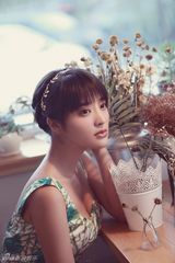 组图：张璇最新油画写真 身姿优雅显小女人