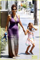 组图：哈莉贝瑞怀孕大肚照曝光 上围激增