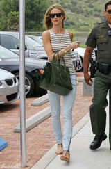 高清组图：惠特莉和男友杰森亮相 牛仔裤秀长腿