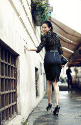 组图：倪虹洁欧洲街拍 优雅俏皮万种风情