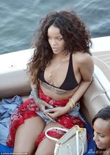 组图：蕾哈娜曝性感度假照 比基尼遮胸露八字奶