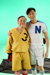 组图：张智霖邀众好友助阵MV 玩转混搭风