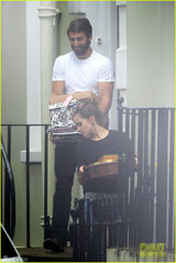 组图：同居！艾玛-沃特森与男友忙搬家共筑爱巢