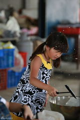 组图：Kimi带队做刨冰 俊俏外形让多多分不清