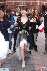 组图：波多野结衣台湾遭宅男围堵 大方秀事业线