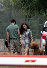 组图：杜江带娃踢球玩耍 霍思燕秀热辣美腿