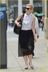 组图：布兰切特黑色纱裙现身 背大包显吃力