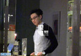 组图：朱丹周一围夜会逛街 甜蜜牵手似老夫老妻