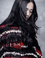 组图：姚晨写真温柔恬静 长发美腿引领初秋风潮