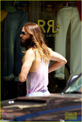 组图：莱托满脸络腮胡大叔味醇厚 粉背心显骚气