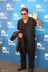 组图：《破碎之角》赴威尼斯 帕西诺邋遢老型男