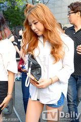 组图：4minute泫雅参加彩排 戴墨镜尽显女王风范