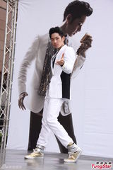 组图：吴建豪台北签唱惜肉如金湿背猛擦汗