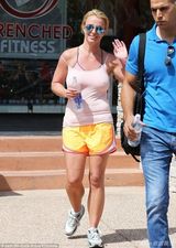 组图：布兰妮现身健身馆 大方激凸任由肩带滑落