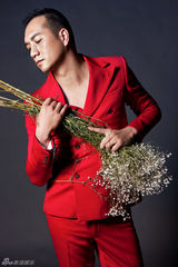 组图：黄觉红色西装抢镜 化身型男奶爸与花争艳