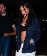 组图：蕾哈娜穿Bra深夜泡吧 秀性感半球露蛮腰