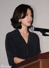 组图：宋慧乔逃税首露面　鞠躬道歉:对不起大家