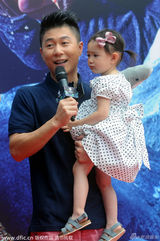 组图：李小鹏携妻女现身 奥莉偷窥狗仔萌萌哒