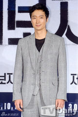 组图：刘延锡朴海日牵手亮相发布基情四射