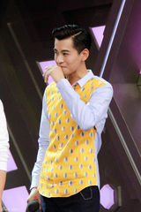 组图：乔振宇上《快本》热舞抱团展逗比一面