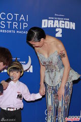 组图：佘诗曼蝴蝶装秀美胸 称若生子就隐退